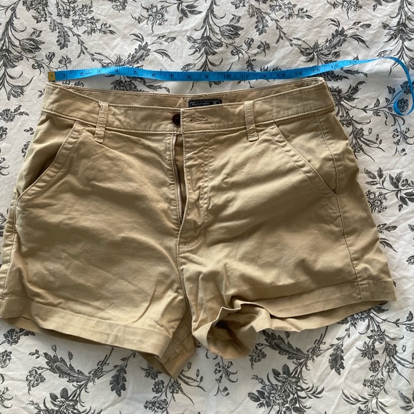 ABERCROMBIE KHAKI MOM SHORTS ✨ 50% OFF BUNDLES ✨ - Picture 2 of 5
